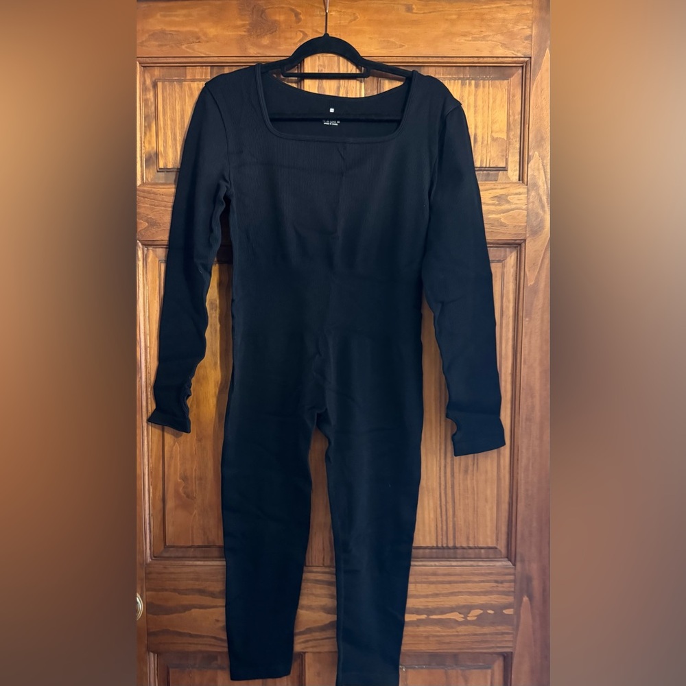 3X Women’s full length body suit. NWOT. Thumb holes. Black nice layering piece.